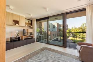 <p><span>Op een rustige en groene locatie binnen het gekende Prins Kavelhof, bevindt zich deze luxe assistentiewoning. De combinatie van veel licht, een doordachte indeling en een aangenaam terras maakt dit appartement bijzonder comfortabel om te wonen, terwijl de huidige verhuur het ook interessant maakt als zorgeloze investering.<br /><br /></span></p><p><span>Licht, comfort &amp; functionaliteit</span></p><p><span>Het appartement bevindt zich op de tweede verdieping en is vlot bereikbaar via de lift. Je komt binnen in een centrale inkomhal op een warme parketvloer, met op maat gemaakte kasten die zorgen voor extra bergruimte en een opgeruimde indruk. De leefruimte geniet van grote raampartijen en een brede schuifpui die zorgen voor een aangename lichtinval en een open gevoel. Vanuit de zithoek heb je een mooi zicht op het omliggende groen en directe toegang tot het overdekte terras, waar het heerlijk vertoeven is in alle rust.</span></p><p><span>De open leefruimte sluit naadloos aan op de volledig uitgeruste keuken. Deze is compact maar praktisch ingericht en voorzien van kwalitatieve toestellen, voldoende kastruimte en een onderhoudsvriendelijke en luxe afwerking. <br /><br /></span></p><p><span>Rustig slapen &amp; comfortabel wonen</span></p><p><span>De slaapkamer is rustig gelegen en biedt voldoende ruimte voor een tweepersoonsbed en bijkomend meubilair. Ook hier zorgen grote raampartijen voor een aangename lichtinval en een open zicht op het groen. De badkamer is volledig aangepast aan comfortabel en toekomstgericht wonen, met een ruime inloopdouche, lavabo en toilet, allemaal ontworpen met toegankelijkheid voor een rolstoel of rollator in gedachten.<br /><br /></span></p><p><span>Groen wonen met alle voorzieningen nabij</span></p><p><span>De Van Hemelrijcklei ligt in een groene en residentiële omgeving, met vlotte verbindingen en alle nodige voorzieningen binnen handbereik. Winkels, openbaar vervoer en zorgfaciliteiten bevinden zich op korte afstand, terwijl het woonproject zelf rust, veiligheid en een verzorgde uitstraling biedt. Een ideale plek voor wie comfortabel en zorgeloos wil wonen, of voor wie op zoek is naar een stabiele vastgoedinvestering. Binnen het domein bevindt er zich zelfs een restaurant en een polyvalente ruimte waar regelmatig gezellige bijeenkomsten worden georganiseerd voor de bewoners van het domein. </span></p><p><span>Daarnaast wordt er tegen extra betaling vanuit de organisatie Prins Kavelhof een dienst voorzien om de bewoners te ondersteunen tijdens dagdagelijkse activiteiten. </span></p><p><span> </span></p><p><span>uitreksel maatregelenregister in aanvraag</span></p><p><span><br /><br /></span></p><p><span> </span></p>