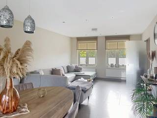 In Sint-Joris near connecting roads, we find this well-maintained terraced house. The house is located close to schools, shops and public...