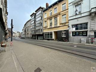 Dit INSTAPKLAAR & LICHTRIJK APPARTEMENT (96m²) met 2 SLAAPKAMERS en bijhorend TERRAS situeert zich op de 2de verdieping van de goed...