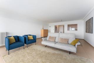 A LOUER: appartement meublé avec 3 chambres et vue frontale sur la mer ! <br /><br />Composition: hall d'entrée avec toilettes et vestiaire, débarras pour lave-linge/sèche-linge, spacieux salon et coin à manger avec vue frontale sur mer, cuisine partiellement ouverte. Chambre 1 avec lits superposés et armoire, deuxième chambre avec lit double, armoire et salle de douche attenante. Troisième chambre spacieuse avec terrasse attenante, armoires encastrées et salle de bains avec baignoire et toilettes.<br /><br />Charges communes : 60 €/mois.
