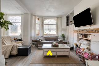 Maison mitoyenne idéalement située dans le quartier Dumont de De Panne, à distance de marche de la plage et du marché.<br /><br /><strong>Disposition de la maison :</strong>
<ul>
	<li><strong>Rez-de-chaussée</strong> : Vous entrez dans un hall d'entrée spacieux qui donne accès à un salon lumineux. La cuisine fonctionnelle s'intègre parfaitement à l'espace repas. De plus, au rez-de-chaussée, il y a un WC séparé pour les invités.</li>
	<li><strong>Premier étage :</strong> À cet étage se trouvent deux chambres spacieuses et lumineuses. La salle de bains est équipée d'une douche à l'italienne confortable, d'un toilette et d'un meuble lavabo.</li>
	<li><strong>Combles</strong> : Les combles offrent de nombreuses possibilités et peuvent parfaitement être aménagés en troisième chambre, atelier, bureau ou salle de jeux.</li>
	<li><strong>Espace extérieur</strong> : Le jardin ensoleillé avec agréable terrasse constitue l'endroit idéal pour profiter de moments de calme.</li>
</ul>
<br /><strong>ATOUTS :</strong>

<ul>
	<li>Emplacement calme et proche de tout</li>
	<li>Au cœur du quartier Dumont</li>
	<li>Idéal pour la location de vacances</li>
</ul>
ATTENTION : Ce bien nécessite une rénovation complète. Certaines photos de l’annonce ont été générées à l’aide de l’intelligence artificielle et sont uniquement destinées à illustrer une possibilité d’aménagement et de rénovation future.<br />L’installation électrique n’est pas conforme.