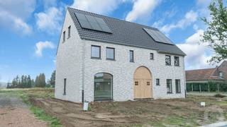 Prachtige landelijke en energiezuinige (E-peil: -3!) nieuwbouwwoning (HOB) op een perceel van 5A 50CA op een boogscheut van de jachthaven van het kanaal naar Beverlo in Leopoldsburg.<br /><br /><strong>Indeling</strong><br /><span>Gelijkvloers<br /></span>+ Inkomhal met trap in rubberwood naar de bovenverdieping<br />+ Apart gastentoilet met handenwasser<br />+ Leefruimte bestaande uit zithoek en eethoek<br />+ Aangrenzende volledig geïnstalleerde (vaatwasser, keram. kookplaat, dampkap, combi-oven, koelkast) open keuken met keukeneiland met toogje met zicht en toegang tot de tuin<br />+ Berging / wasplaats<br /><br /><span>Verdieping 1</span><br />+ Nachthal met trap naar de zolderverdieping<br />+ Master bedroom met inloopdressingruimte<br />+ Slaapkamer 2<br />+ Badkamer met alle comfort (wc, inloopdouche, lavabomeubel met dubbele lavabo en spiegel met indirecte verlichting)<br /><br /><span>Zolderverdieping<br /></span>+ Nachthal<br />+ Slaapkamer 3 (in laatste faze van inrichting)<br />+ Slaapkamer 4 (in laatste faze van inrichting)<br /><br /><strong>Extra info</strong><br />+ Balansventilatie systeemtype D<br />+ Zonnepanelen installatie<br />+ CV op aardgas middels vloerverwarming<br />+ RW-recuperatiesysteem aanwezig (wc's en buitenkraan)<br />+ Elektrische installatie conform het AREI<br />+ E-peil: -3 --> zeer energiezuinig<br /><br /><strong>Prijsgegevens</strong><br />Grondaandeel bedraagt 128.935,00 € + verkooprechten: 12% = 144.407,20 €<br />Constructie-aandeel bedraagt 271.063,50 € + BTW: 21% = 327.986,80 €<br />Totaal: 472.394,00 € excl. aansluitingskost nutsvoorziening en riolering (6.032,00 €)<br /><br /><strong>Ligging</strong><br />Deze woning is gelegen in Leopoldsburg op een paar minuten van de jachthaven en het treinstation, alsook in de nabijheid van winkels, scholen en openbaar vervoer.