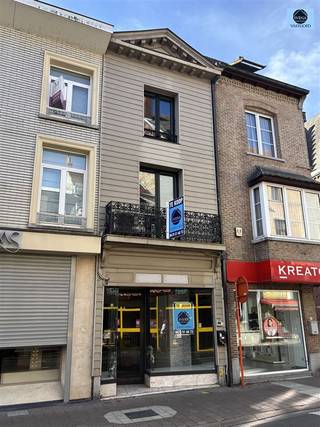  HANDELSZAAK + WOONST IN HET CENTRUM VAN GERAARDSBERGENVraagprijs : 235000 euro Deze in het stadscentrum gelegen handelszaak met karaktervolle...