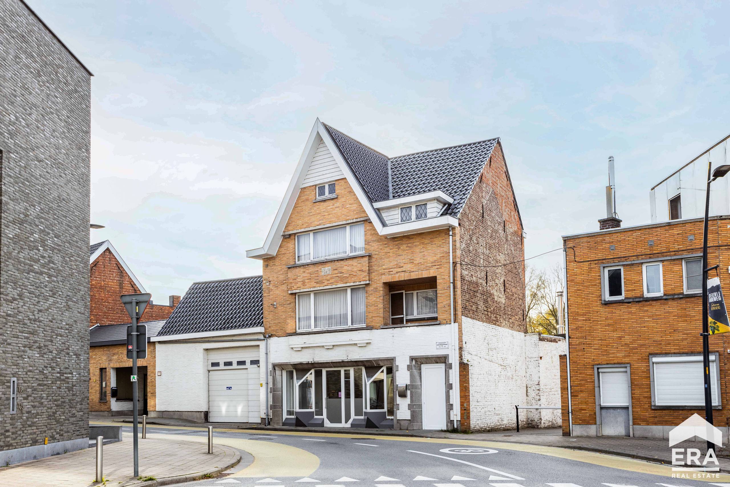 Ruime handels- of gezinswoning met 5 slpk en grote tuin - foto 1