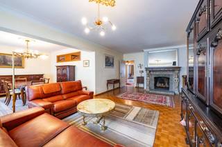 <p><span>Zeer ruim appartement (138 m²) met drie slaapkamers en twee badkamers.</span></p><p><span>Het appartement is gunstig gelegen op wandelafstand van het Te Boelaerpark, winkels en openbaar vervoer en bevindt zich op de gelijkvloerse verdieping van een verzorgd gebouw.</span></p><p><span>Indeling:</span></p><p><span>Riante inkomhal met vestiaire, ruime lichtrijke living op parket (ca. 43 m²)</span><span>, </span><span>drie grote slaapkamers (ca. 17 m², 13 m² en 12 m²) waarvan de grootste slaapkamer met een terrasje, ingerichte keuken, badkamer met ligbad en toilet, en een douchekamer met ingemaakte kasten, toilet en aansluiting voor wasmachine en droogkast. Bij het appartement horen twee privatieve kelders.</span></p><p><span>Extra info:</span></p><p><span>- breedte 11 meter</span></p><p><span>- hoogrendementsbeglazing</span></p><p><span>- afgesloten, gemeenschappelijke fietsenstalling</span></p><p><span> </span></p><p><span> </span></p>