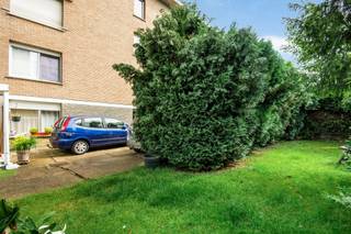 <p><span>Charmant gelijkvloers appartement met tuin en garagebox te koop</span></p><p><span>Dit gezellige gelijkvloers appartement met tuin bevindt zich in een rustig en goed onderhouden gebouw. Het biedt een zeer vlotte verbinding naar buurtwinkels, het openbaar vervoer en de A12 richting Antwerpen, Mechelen en Brussel. De garagebox met oprit dient apart worden aangekocht voor 30.000.</span></p><p><span>Indeling:</span></p><p><span>Living en keuken:</span><span><br />De lichte en ruime living geeft toegang tot de veranda, die dankzij grote raampartijen voor veel natuurlijk licht zorgt. Vanuit de veranda geniet u van een gezellige tuin. De gesloten keuken is volledig uitgerust en biedt alle comfort.</span></p><p><span>Slaapkamer en badkamer:</span><span><br />Het appartement beschikt over één slaapkamer met directe toegang tot de badkamer, die voorzien is van een douche en een lavabomeubel.</span></p><p><span>Kelder:</span><span><br />Er is een kelder beschikbaar voor extra bergruimte.</span></p><p><span>Garagebox:</span><span><br />De garagebox met oprit dient apart worden aangekocht voor 30.000.</span></p><p><span>Extra voordelen:</span></p><ul><li><span>Gelijkvloers appartement </span></li><li><span>Eigen tuin </span></li><li><span>Garagebox met oprit (apart 30.000) </span></li><li><span>Veel natuurlijk lichtinval </span></li></ul>