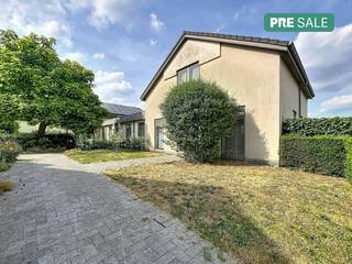Als je op zoek bent naar een lichtrijk en instapklaar huis op een uitstekende en centrale locatie, dan hoef je niet verder te zoeken. <br /><br />Deze woning vind je terug op het woonerf Wilgerijs in het centrum van Aalter. De woning is verrassend ruim en praktisch ingedeeld. Op de gelijkvloers bevindt de open leefruimte die naadloos overloopt in de eetkamer en keuken. Deze keuken is voorzien van alle toestellen. Naast de keuken is er ook een ruime berging. Op de gelijksvloers bevindt zich ook een polyvalente ruimte die kan dienen als bureau, speelkamer, ... en een toilet. Op de eerste verdieping zijn er 3 slaapkamers, waarvan 1 een extra ruimte heeft die kan dienen als dressing of opbergruimte. Ook zijn er 2 badkamers waarvan 1 met een douche en 1 met een bad. <br /><br />De woning beschikt uiteraard ook over een heerlijke tuin waar u de hele dag door kan genieten van de zon dankzij ze zuidwestelijke orientering. <br /><br />Troeven op een rij: <br />- Toplocatie: pal in het centrum van Aalter<br />- 3 slaapkamers<br />- Energiezuinig<br />- Zonnepanelen aanwezig<br /><br />Dankzij de combinatie van een gunstige ligging, een mooi perceel en een flexibele indeling vormt dit pand een unieke opportuniteit. Creëer hier jouw ideale thuis en geef deze woning een tweede leven.<br /><br />De eigendom wordt aangeboden via de Pre-sale formule. Op 30/09/2026 tussen 16:00 en 18:00 kan u het huis op afspraak komen bezichtigen en een bod uitbrengen. De vermelde prijs is een instelprijs. Voor meer info, gelieve contact op te nemen met de dossierverantwoordelijke.<br /><br />Bestuursmaatregelen in het maatregelenregister: nee<br /><br />Deze AI-visualisaties zijn bedoeld als inspiratie. Er werd geen rekening gehouden met technische specificaties, stedenbouwkundige voorschriften of de concrete mogelijkheden tot realisatie.