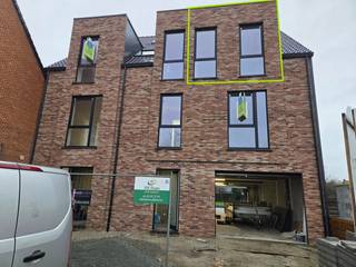 <p><span><strong>Nieuwbouwappartement met 2 slaapkamers, terras en 2 autostaanplaatsen.</strong></span><br /><br />Ontdek dit moderne duplexappartement, doordacht ingedeeld voor comfort en praktisch wonen. Bij binnenkomst betreedt u een inkomsas, die niet alleen de toegang biedt tot de tweede slaapkamer – ideaal als bureau, kinder- of gastenkamer – maar ook tot het gastentoilet. Vanuit de inkomsas loopt u door naar de open keuken, geplaatst langs één wand en volledig uitgerust met alle hedendaagse toestellen zoals inductiekookplaat, koelkast met vriesvak en vaatwasser. Ruime opbergmogelijkheden maken het geheel volledig functioneel.</p>
<p>De keuken gaat naadloos over in de lichtrijke leefruimte, met grote ramen die een aangenaam groen uitzicht bieden en een open, luchtige sfeer creëren. Vanuit de leefruimte heeft u toegang tot het noordwestelijk georiënteerde dakterras, perfect om te genieten van de namiddag- en avondzon.</p>
<p>Via de interne trap bereikt u de eerste verdieping, waar de ruime hoofdslaapkamer wacht, samen met de badkamer voorzien van modern badkamermeubel met enkele wastafel en een aparte douchecabine.</p>
<p>Praktisch ingedeeld, is de warmtepomp slim geplaatst onder de trap, waardoor de bergruimte groot en praktisch blijft, en tevens voorzien is van de aansluiting voor wasmachine en droogkast.</p>
<p>Het appartement beschikt bovendien over twee autostaanplaatsen: één vooraan op de kiezel en één veilig binnenin de residentie. De autostaanplaatsen beschikken tevens over de mogelijkheden tot het opladen van elektrische of hybride voertuigen.</p>
<span><strong>Huurprijs</strong></span>: €1150,00 per maand.<br /><br /><span><strong>Beschikbaarheid</strong></span>: bij oplevering (medio maart 2026).<br /><br /><span><strong>EPB in opmaak.</strong></span>