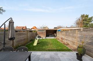 KIJKDAG ZATERDAG 28 MAART VAN 09U30-11U. BENIEUWD?  MAAK NU EEN AFSPRAAK MET MARTINE OP 0497/ 525 504.

Op de Bosmolens te Izegem, een uiterst rustige en gegeerde locatie, vinden we deze volledig instapklare woning terug. Alle voorzieningen zoals winkels, scholen en openbaar vervoer bevinden zich in de onmiddellijke nabijheid, wat zorgt voor een uitstekende bereikbaarheid.

De woning werd recent grondig gerenoveerd, waardoor je hier zonder zorgen meteen je intrek kan nemen. Ze is uitgerust met 8 zonnepanelen, centrale verwarming op gas, een conforme elektrische installatie en behaalt bovendien een gunstig EPC-label B

Via de inkomhal betreden we de woning, met toegang tot het gastentoilet, een ruime wasplaats en een droge kelder. Verder komen we in de lichtrijke en ruime leefruimte, voorzien van een gezellige gashaard en praktische inbouwkasten. Aansluitend bevindt zich de vernieuwde keuken (2024) met kookeiland en heel wat kastruimte. Dankzij de grote raampartijen geniet je op het volledige gelijkvloers van een aangenaam zicht op de tuin met terras en tuinberging, wat zorgt voor een open gevoel.

Op de 1ste verdieping bevinden zich 2 slaapkamers en 2 ingerichte gerenoveerde badkamers met toilet.
Op de 2de verdieping 2 slaapkamers en berging.

Kortom, de moeite waard om een bezoek in te plannen. Bel nu Hyboma op 051 /480 980 