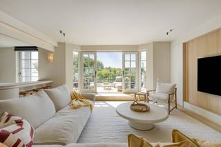 Dit recent gerenoveerde hoekappartement te koop met een royale bewoonbare oppervlakte van 131 m² bevindt zich in een van de meest...