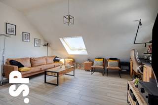 Luxueus penthouse (117 m²) met uitzonderlijk ruim terras (83 m²).<br /><br />Dit stijlvolle en luxueus afgewerkte penthouse bevindt zich op de tweede verdieping van het gebouw en biedt een prachtig open zicht op het omliggende groen. Hoogwaardige materialen en een doordachte indeling zorgen voor een comfortabele en elegante woonervaring.<br /><br />Bij binnenkomst komt u terecht in een aangename inkomhal die naadloos overgaat in de lichtrijke leefruimte. Dankzij de grote raampartijen geniet de woonkamer van een overvloed aan natuurlijk daglicht en een rustgevend uitzicht op het landelijke karakter van de omgeving. Aansluitend bevindt zich de volledig uitgeruste open keuken, die rechtstreeks uitkijkt op het terras.<br /><br />Het appartement beschikt over twee slaapkamers, een ruime badkamer met douche en dubbel lavabomeubel, een praktische berging en een apart toilet.<br /><br />Een absolute troef is het royale terras van 83 m², dat uitblinkt in ruimte en privacy en een prachtig open zicht biedt.<br /><br />Daarnaast is er een zeer ruime garage van 38 m² aanwezig, wat zorgt voor extra comfort en gebruiksgemak.<br /><br />EPC: E25<br /><br />Nog vragen? Neem dan zeker contact op met Immo SP te Geel op 014 59 10 20 of via info@immosp.be.