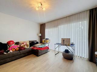 Zoek je een instapklaar appartement te huur in Borsbeek? Gelegen aan de Brouwershoek geniet je hier van het beste van twee werelden: een aangename, groene woonomgeving in een doodlopende straat, en een uitstekende bereikbaarheid. <br /><br />Appartement op de eerste verdieping met lift:<br /><br />-Leefruimte (26 m²): ruime en lichtrijke woonkamer<br />-Keuken (6 m²): praktisch ingerichte kookruimte<br />-Apart gastentoilet<br />-Badkamer: voorzien van een douche, enkel lavabomeubel en aansluitingen voor wasmachine en droogkast<br />-Slaapkamer 1 (14 m²): volwaardige en ruime hoofdslaapkamer<br />-Slaapkamer 2 (8 m²): gezellige kleine kamer, ideaal als kinder- of werkruimte<br />-Balkons: twee smalle balkons, één vooraan en één achteraan<br /><br />Bijzonderheden:<br /><br />-Gordijnen en verlichting reeds aanwezig<br />-Kasten gratis ter overname beschikbaar<br />-Snelle fiber-internetverbinding aanwezig<br />-Gemeenschappelijke staanplaats voor fietsen<br />-EPC C<br />-Beschikbaar vanaf 01/01/2027<br />-Gemeenchappelijke kosten bedragen 90 euro/maand, inclusief voorschot waterverbruik