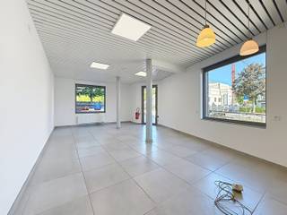 Welkom op de Witte Torenwal te Bree. Dit charmante handelspand in het centrum van Bree, biedt talloze mogelijkheden. De centrale ligging zorgt voor een goede bereikbaarheid.
<p>De indeling bestaat uit een open ruimte, een aparte keuken en toilet. De voorste ruimte is ideaal als winkel, terwijl het achterste gedeelte ideaal is voor privé toch even tot rust te komen. <br /><br />ONMIDDELLIJK BESCHRIKBAAR.</p>
<p>Laat deze unieke gelegenheid niet aan u voorbijgaan en ontdek de vele mogelijkheden van dit centraal gelegen handelspand in het prachtige Bree.<br />Altijd al een handelsactiviteit willen (her)starten in het centrum van Bree? Vraag je bezichtiging aan via ERA IMPACT 089 46 48 63. Jessica helpt je graag verder. </p>