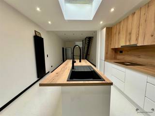  Deze centraal gelegen rijwoning in Hamme werd compleet gerenoveerd in 2025!Met een bewoonbare oppervlakte van 95 m² is deze eigendom ideaal voor...