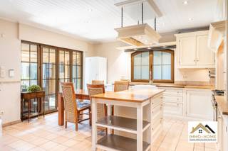 Deze ruime halfopen bebouwing ontvangt je in een grote inkomhal met gastentoilet en vestiaire. Zo treedt je binnen in een riante L-vormige leefruimte, bestaande uit een gezellige zithoek met haard en een grote eethoek. Aanpalend vinden we een heel ruime leefkeuken, waar er naast veel werk- en opbergruimte ook voorzien is een leuk eiland en een klassevol kookvuur. Het uitzicht naar de buitenzone vormt hier nog een bonus : een grote afsluitbare lounge loopt naadloos over in een heel leuke tuin, zodat je het jaar rond van het buitenleven kan genieten. Vooraan de woning vinden we ook een eerste slaapkamer terug, met aanpalend de badkamer met ligbad en douche. Rond de overloop op de eerste verdieping vinden we drie grote slaapkamers en een apart toilet. Opbergruimte is er in overvloed in een aantal aparte ruimtes, en uiteraard biedt de grote garage naast plaats voor een wagen nog extra ruimte. De laatste troef van deze woning vinden we terug in de tuin : een stijlvol ingewerkt zwembad zorgt ervoor dat zelfs de warmste dagen van het jaar aangenaam verlopen. Bezoekdag: 25/04 Inschrijven via mail naar stefan@immo-home.be, geen telefonische inschrijvingen! Volg ons op Fb en Insta. Voor meer info: www.immo-home.be. GRATIS SCHATTING &amp; GRATIS FINANCIEEL ADVIES