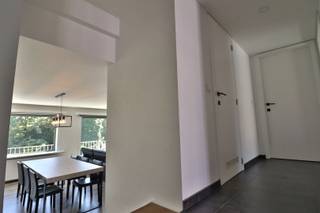 <p><span>SCHITTEREND RUIM APPARTEMENT NABIJ HET CENTRUM VAN HEULE</span></p><p><span> </span></p><p><span>UItgestrekt over de volledige breedte van dit gebouw pakt dit appartement uit met enorm veel ruimte.<br />Aangevuld met een kwalitatieve afwerking is zalig woonplezier verzekerd.</span></p><p><span> </span></p><p><span>Op het tweede verdiep van dit kleinschalig gebouw zorgt een lichtrijke inkom voor een warme welkom.<br />De leefruimte zit volledig achteraan en geniet er van enorme glaspartijen die zon en licht verwelkomen, er is heel veel ruimte, een aangenaam open zicht en een groot aansluitend terras.<br />De keuken houdt zich apart, kreeg een degelijke invulling en een extra eethoekje.<br />Leefruimte en keuken houden nauw contact met het uitgestrekt terras dat perfect inzetbaar is voor aangename buitenmomenten.</span></p><p><span> </span></p><p><span>Er zijn 3 slaapkamers en een ruim duplex verdiep met bureauruimte en berging.<br />Met nette badkamer en apart toilet.</span></p><p><span> </span></p><p><span>Naast de keuken is een berging met plaats voor wasmachine, beneden is een ruime garage.</span></p><p><span>Het appartement kan gemeubeld gehuurd worden.</span></p><p><span> </span></p><p><span>EXTRA LARGE AFMETINGEN<br />VLOT NAAR CENTRUM EN VERBINDINGSWEGEN<br />GROOT TERRAS <br />GEEN SYNDICKOSTEN</span></p><p><span> </span></p><p><span> </span></p><p><span> </span></p><p><span>  </span></p>