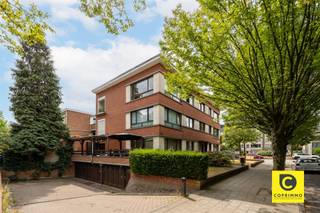 <p><span>Dit fijne gelijkvloerse appartement van 74m² is gelegen in Wilrijk en biedt een ideale combinatie van ruimte en functionaliteit. Gelegen in een groene en rustige woonbuurt met goede verbindingen naar omliggende invalswegen, openbaar vervoer en lokale winkels en andere voorzieningen.</span></p><p><span> </span></p><p><span>We komen het appartement binnen via een ruime inkomhal die alle kamers met elkaar verbindt. De ingebouwde vestiairekast biedt een praktische oplossing om jassen op te bergen. In de hal is tevens een apart toilet te vinden.</span></p><p><span> </span></p><p><span>De woonkamer geniet van een aangename lichtinval dankzij de grote raampartijen. De ruimte is voldoende groot voor een grote eettafel en een comfortabel salon. Een statige sierschouw vervolledigd het geheel. De overvloedige lichtinval maakt dit ruime vertrek een ideale plek om te ontspannen en te leven.</span></p><p><span> </span></p><p><span>De keuken is functioneel ingericht met een gasvuur, gootsteen en verschillende kasten. Kortom een praktische keuken voor dagelijks gebruik.</span></p><p><span> </span></p><p><span>Er is een volwaardige slaapkamer aanwezig die werd aangekleed met een nette laminaatvloer. De ruimte biedt voldoende plaats voor een dubbel bed en grote kast.</span></p><p><span> </span></p><p><span>De badkamer werd kortgeleden gerenoveerd en beschikt over een ruime inloopdouche, lavabo en handdoekradiator. Er werd gekozen voor een afwerking met verzorgde tegels die onderhoudsvriendelijk zijn en het geheel een moderne uitstraling geven.</span></p><p><span> </span></p><p><span>Het appartement beschikt tevens over een kelderbering en garage. Deze laatste is onder het gebouw, aan de zijkant terug te vinden.</span></p><p><span> </span></p><p><span>Troeven</span></p><p><span> </span></p><ul><li><span>Centrale ligging</span></li><li><span>Vernieuwde badkamer</span></li><li><span>Kleinschalig gebouw</span></li><li><span>Beperkte gemeenschappelijke kosten</span></li><li><span>Inclusief garage</span></li></ul><p><span> </span></p>