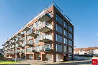 We vinden dit recent twee-slaapkamer-appartement (2013) langs de Rupel in Terhagen, op de site van de oude steenbakkerijen. Ook de architectuur van het gebouw en de hoge schoorsteen die bleef staan vormen een knipoog naar dit verleden. We hebben hier directe toegang tot het jaagpad. We bereiken het appartement op de eerste verdieping met de lift en we komen binnen langs een zeer mooie inkomhal met voldoende licht en ruimte. Langs een glazen deur betreden we de woonkamer die eveneens baadt in het licht dankzij grote raampartijen. De open keuken is perfect onderhouden en van alle comfort voorzien (combi-oven, koelkast met vriesvak, nieuwe vaatwas en nieuwe inductiekookplaat). De mooie Radson design-radiatoren en goed onderhouden parket zijn hier de blikvangers. Alle raamdecoratie en verlichting zijn trouwens aanwezig op het appartement. Vanuit de hal kunnen we verder nog naar een apart toilet met handenwasser, een ruime berging met aansluitingen voor was- en droogautomaat, twee slaapkamers (waarvan één met ingemaakte kasten) en de badkamer uitgerust met dubbel meubel en inloopdouche. Ook deze ruimtes hebben allemaal grote ramen. Het gebouw is voorzien van een afgesloten, gemeenschappelijke fietsenberging en de wagen kunnen we kwijt op de staanplaats onder het gebouw, vlakbij de lift. Deze zit mee in de huurprijs. Provisie vaste kosten : € 90,00 per maand. U kan een afspraak maken bij Daniel via mail (daniel@reds.be) of telefonisch (0475.25.30.64). Dat mag trouwens ook gerust 's avonds of in het weekend !