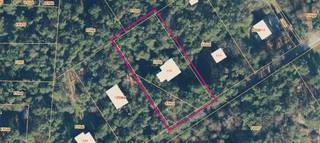 <p>Op een oorspronkelijk perceel van 2564 m², in een rustige en groene woonomgeving, bevindt zich een af te breken chalet met garage. De constructies zijn af te breken, wat interessante mogelijkheden biedt voor nieuwbouw. Dankzij de bestaande woning komt u mogelijk, mits aan de voorwaarden is voldaan, in aanmerking voor 2% registratierechten en 6% btw bij afbraak en heropbouw.</p>
<p>Er kan een volwaardige woning worden opgericht met maximaal 100 m² bebouwde oppervlakte en 550 m³ bouwvolume, aangevuld met een kelder onder de volledige woning. Bij een hellend dak geldt een maximale bouwhoogte van 7 meter.</p>
Het groene karakter blijft behouden: maximaal 300 m² mag worden ontbost, de rest wordt aangeplant met streekeigen groen. Een unieke kans om rustig en kwalitatief te wonen in een bosrijke omgeving. Vraag vrijblijvend meer informatie over de bouwmogelijkheden en fiscale voorwaarden.<br /><br />Extra troeven<br />
<ul>
<li>in de nabijheid van Sterbos en Kalmthoutse Heide</li>
<li>vlakbij de Nederlandse grens</li>
<li>voorziening van water, elektriciteit en propaangas aanwezig</li>
<li>wonen in een rustige en groene omgeving</li>
</ul>
Deze eigendom is te koop ZONDER makelaar via het concept van Smart Houses. Wenst u verdere inlichtingen of een bezoek? Contacteer rechtstreeks de eigenaar via 0473/64.34.78