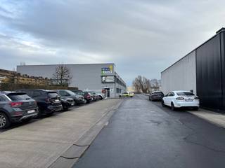 Entrepôt/bâtiment commercial polyvalent d'environ 1 200 m² avec espace de bureau/salle d'exposition associé de 200 m² et parking spacieux situé sur un site commercial à l'intérieur de la Brugsesteenweg à Roulers. Spécifications :- porte sectionnelle pour la livraison- souffleurs à air chaud - hauteur libre de 5,7 m- 3 x 400 V- sanitaires + kitchenetteSitué dans une zone commerciale à l'intérieur de la Brugsesteenweg à Roulers. N'hésitez pas à nous contacter au 051 21 22 23 si vous êtes intéressé par ce bien commercial composé d'un entrepôt polyvalent et/ou d'un local commercial d'une superficie totale de 1 400 m².