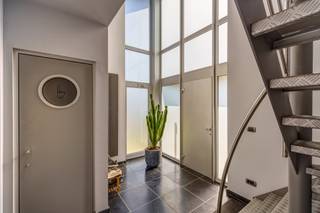 <p>Interesse of vragen? Neem gerust contact op met Erik via erik@copandi.be of via 0497/530796.</p><p></p><p>Deze mooie villa is gelegen te Putte, meer bepaald in de Lierbaan 140A. Ze ligt niet ver van het centrum van Putte, maar ook Heist-op-den-Berg, Onze-Lieve-Vrouw-Waver en Mechelen bevinden zich op beperkte afstand. Winkels, scholen en openbaar vervoer zijn tevens te vinden op beperkte afstand.</p><p></p><p>Deze villa werd gebouwd in 2000 op een perceel van 7a37ca. Ze beschikt over 4 niveaus, waarvan zelfs de kelder volledig te benutten is als bvb hobbyruimte. Deze werd namelijk ook proper afgewerkt, met onder andere een mooie gietvloer.</p><p>Verder beschikt de woning over een ruime inkomhal, leefruimte, keuken, garage, bergruimte, dressing/solarium, 2 toiletten, badkamer en 4 slaapkamers. Tenslotte is er ook nog een ruime garage voor 2 wagens en zijn er buiten 4 staanplaatsen.</p><p></p><p>De woning werd voorzien van een condenserende ketel op gas, een warmtepomp (airco) en er werden zonnepanelen geplaatst. Hierdoor beschikt deze woning over een erg positief EPC van 133kWh/m2. Ook de elektrische keuring is conform en er is geen asbest aanwezig.</p><p></p><p>Een volledig instapklare woning dus!</p><p></p><p><strong>Gelijkvloers</strong><br />De woning beschikt over een uitzonderlijk ruime open leefruimte met keuken van meer dan 54 m² waar zithoek en eetplaats naadloos in elkaar overlopen. Aansluitend bevinden zich een praktische berging en een apart gastentoilet.</p><p>Verder is er een ruime garage met plaats voor een wagen en extra opslag. De inkomhal zorgt voor een vlotte circulatie doorheen de woning en geeft ook toegang tot een kleine kelderruimte.</p><p></p><p><strong>Verdiep 1</strong><br />Op de eerste verdieping bevinden zich drie ruime slaapkamers, aangevuld met een dressing en een extra berging. Daarnaast is er een badkamer met bad en douche en een apart toilet. De grote nachthal verbindt alle ruimtes op een comfortabele manier.</p><p><strong>Verdiep 2</strong></p><p><br />De tweede verdieping biedt een zeer ruime extra slaapkamer die perfect kan dienen als master bedroom of polyvalente ruimte.</p><p></p><p><strong>Kelder</strong><br />De kelderverdieping is bijzonder ruim en beschikt over meerdere ruimtes, waaronder een leefruimte, bar en verschillende studio- of hobbyruimtes. Dit biedt tal van mogelijkheden zoals ontspanningsruimte, praktijk of extra opslag.</p><p></p><p>Deze woning in Putte biedt uitzonderlijk veel ruimte en flexibiliteit dankzij de kelderverdieping en de vele kamers. Ideaal voor grote gezinnen of wie op zoek is naar een woning met extra mogelijkheden.</p><p></p><p>✅ Open bebouwing te Putte<br />✅ 4 slaapkamers<br />✅ Ruime leefruimte + keuken<br />✅ Kelder met vele mogelijkheden<br />✅ Goed EPC met B-label<br />✅ Garage voor 2 wagens + 4 staanplaatsen</p>