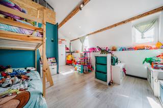 3 studios lumineux dans un petit immeuble de 6 unités.Situés à quelques pas du centre de Namur et proches de toutes les commodités (transports en...