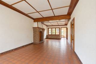 <p><span>Te renoveren woning met tal van mogelijkheden op wandelafstand van het centrum van Kontich</span></p><p><span>Deze te renoveren woning is gelegen op een perceel van 237,9 m² en bevindt zich op een uitstekende locatie op wandelafstand van het centrum van Kontich. Winkels, scholen, openbaar vervoer en andere voorzieningen bevinden zich allemaal in de nabije omgeving.</span></p><p><span>De woning biedt dankzij haar indeling en structuur tal van mogelijkheden. Bovendien kan de ruime zolderverdieping nog verder worden ingericht, bijvoorbeeld als extra slaapkamers, hobbyruimte of bijkomende badkamer.</span></p><p><span> </span></p><p><span> </span></p><p><span>Indeling</span></p><p><span>Gelijkvloers<br />Bij het binnenkomen vinden we een leefruimte met aansluitend de gesloten keuken en een apart toilet. Vanuit de leefruimte is er rechtstreeks toegang tot de tuin.</span></p><p><span> </span></p><p><span>Tuin<br />De woning beschikt over een aangename tuin met een goede privacy. De rechtstreekse toegang vanuit de leefruimte zorgt voor een mooie verbinding tussen binnen en buiten</span></p><p><span>.</span></p><p><span>Eerste verdieping<br />Op de eerste verdieping bevinden zich twee ruime slaapkamers en de badkamer.</span></p><p><span> </span></p><p><span>Zolder<br />De zolderverdieping is momenteel bereikbaar via een trektrap en biedt nog heel wat potentieel. Mits de nodige renovatiewerken kan deze ruimte bijvoorbeeld worden ingericht als extra slaapkamers, een badkamer, hobbyruimte of bureauruimte.</span></p><p><span> </span></p><p><span>Kelderverdieping (-1)<br />De ondergrondse verdieping beschikt over een ruime garage en een praktische bergplaats, wat zorgt voor extra opslag- en parkeermogelijkheden.</span></p><p><span> </span></p><p><span>Constructie</span></p><p><span>De woning beschikt over een betonconstructie, wat een stevige basis vormt voor de verdere renovatie en inrichting.</span></p><p><span> </span></p><p><span>Oprit: </span></p><p><span>De oprit biedt plaats voor meerdere auto's.</span></p><p><span> </span></p><p><span>Troeven</span></p><ul><li><span>Aantrekkelijke en uitnodigende voorgevel</span></li><li><span>Perceel van 237,9 m²</span></li><li><span>Garage met oprit voor meerdere auto's.</span></li><li><span>Ruime garage en bergplaats</span></li><li><span>Twee ruime slaapkamers op de eerste verdieping</span></li><li><span>Zolder met mogelijkheden tot uitbreiding</span></li><li><span>Privacyvolle tuin</span></li><li><span>Tal van renovatie- en indelingsmogelijkheden</span></li><li><span>Gelegen op wandelafstand van het centrum van Kontich</span></li><li><span>Winkels, scholen en openbaar vervoer vlot bereikbaar</span></li></ul><p><span>Een interessante woning voor wie op zoek is naar een renovatieproject met uitbreidingsmogelijkheden en een centrale ligging in Kontich.</span></p><p><span> </span></p><p><span>Renovatieplicht</span></p><p><span>Dit pand is onderhevig aan de renovatieverplichting die door de Vlaamse overheid wordt opgelegd voor residentiële gebouwen.<br />Consulteer voor meer informatie :<br />https://www.vlaanderen.be/een-woning-kopen/renovatieverplichting-voor-residentiele-gebouwen<br />Het lage energiepeil kan aangewend worden om bij renovatie gebruik te maken van verschillende renovatiepremies.</span></p><p><span> </span></p>