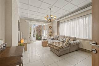 BEZOEKMOMENT VRIJDAG 27/02 VAN 15U TOT 18U. SCHRIJF JE IN VIA ONZE WEBSITE!Deze solide woning beschikt over meer dan 210 m² bewoonbare oppervlakte op...