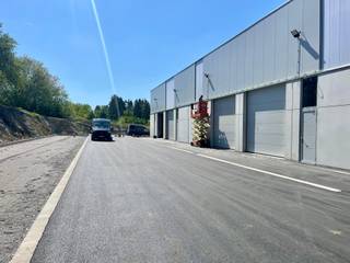<p>Entrepôt neuf à louer idéalement situé <strong>Rue de Barcelone 1 à Charleroi</strong>, au sein du <strong>Centre PME/PMI Aéropôle 2</strong>, un site moderne composé d’unités modulables parfaitement adaptées aux besoins des PME, artisans et petites industries.</p>
<p>Chaque cellule est autonome et livrée en état casco. Elle convient pour des activités de manufacture, de logistique ou d’artisanat (commerce de détail non autorisé – règlement IGRETEC).</p>
<p>Le bien offre notamment :</p>
<ul>
<li>
<p>Hauteur libre de 6 m (± 8 m sous poutre permettant le stockage vertical)</p>
</li>
<li>
<p>Possibilité d’aménagement d’une mezzanine</p>
</li>
<li>
<p>Porte sectionnelle automatique et entrée piétonne indépendante</p>
</li>
<li>
<p>Dalle en béton lissé</p>
</li>
<li>
<p>Fluides en attente (eau, électricité, fibre optique)</p>
</li>
<li>
<p>Pré-équipement pour borne de recharge électrique</p>
</li>
<li>
<p>Possibilité d’installation de panneaux photovoltaïques</p>
</li>
<li>
<p>2 emplacements de parking privatifs par cellule</p>
</li>
</ul>
<p>Le bâtiment favorise l’apport de lumière naturelle et répond à des normes énergétiques performantes garantissant une consommation maîtrisée.</p>
<p>Le site bénéficie d’un éclairage extérieur et d’un système de vidéo-surveillance assurant une sécurité optimale.</p>
<p>💰 Loyer : <strong>80 €/m²/an (hors TVA)</strong><br />➕ Charges communes limitées à l’éclairage extérieur, la vidéo-surveillance du site et l’entretien des abords.</p>
<p>Informations complémentaires et visites sur demande.</p>