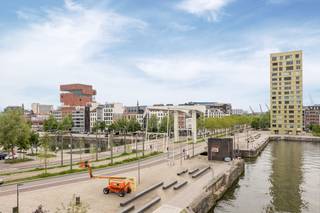 <p>Gelegen op de New Yorkkaai op het bruisende Eilandje ligt deze commerciële ruimte gelegen in de New York residence. Uitkijken naar het Kattendijkdok, Londenbrug en MAS biedt deze ruimte een variëteit aan mogelijkheden. Ingemaakte kasten, keuken, toilet en bergruimte. Centraal gelegen met goede bereikbaarheid zowel per auto als openbaar vervoer. Een parking, te huur aan 150 euro per maand, in de ondergrondse parkeergarage biedt extra comfort.</p>
<p></p>