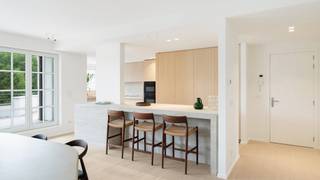 Exclusief te koop: Uitzonderlijk appartement met een gevelbreedte van 13 meter in het prestigieuze en rustige kader van het domein Tennis Gardens (privatief park van 5 ha met binnenzwembad), op slechts enkele stappen van de zee, het Zwin, de tennis en de approach golf. <br /><br />Indeling: inkom met vestiaire en toilet, prachtige leefruimte uitgevend op zonnig en zuidgericht terras, open keuken, nachthal met toegang tot de drie slaapkamers, elk met eigen sanitair. Berging/wasplaats.<br /><br />Prachtige zichten vanop het terras over het ganse park. Verwarmd binnenzwembad. Kelder. <br />Mogelijkheid om een dubbele garagebox aan te kopen in de residentie. Conciërge. <br /><br />EPC: 144 kWh/m² - UC: 0003426911