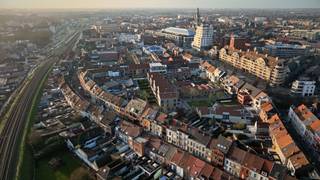 <p><strong>DE STOKERIE ONTDEKKEN? KOM LANGS TIJDENS ONZE KOMENDE OPENDEURDAGEN</strong><br />Meer informatie via zabra.be/destokerie.</p><p>Op zoek naar een ruime nieuwbouwwoning in hartje Kortrijk? Deze woning in De Stokerie combineert hedendaags wooncomfort met een centrale ligging aan de Veemarkt, vlak bij Shopping K, horeca, winkels en het station.</p><p>De woning beschikt over 3 slaapkamers, 1 badkamer en een bruto bewoonbare oppervlakte van 129 m². Daarnaast geniet je van een terras van bijna 14 m², ideaal om te ontspannen in alle rust.</p><p>In De Stokerie woon je op een autoluwe site met een mooie publieke binnentuin, midden in de stad. Vloerverwarming en zonnepanelen zijn standaard inbegrepen, waardoor je kiest voor een energiezuinige en toekomstgerichte woning.</p><p>Dankzij de praktische indeling en centrale ligging is deze woning ideaal voor gezinnen, koppels of wie op zoek is naar extra ruimte op een toplocatie in Kortrijk.</p><p>👉 Ontdek meer via zabra.be/destokerie of bel 0472 89 60 18.</p>
