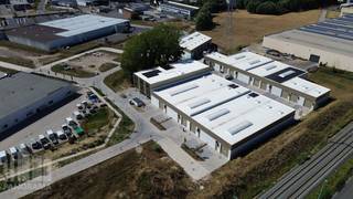 Op zoek naar een bedrijfsruimte met woning waarin u meteen kan starten? Bedrijvenpark "BAZUIN" biedt 75 instapklare KMO-units te koop, met oppervlaktes van 60 m² tot 534 m² (samenvoegbaar tot grotere oppervlaktes) samen met een knappe architectuur op een strategische locatie in Roeselare.<br /><br /><strong>Inbegrepen </strong>in uw unit waardoor u meteen aan de slag kan:<br />- 4 lichtpunten<br />- sectionale poort<br />- waterkraan<br />- keuring water &amp; elektriciteit<br />- 2 stopcontacten<br /><br />De casco magazijnen (brandklasse B) hebben een vrije hoogte van +/- 6 m en zijn opgebouwd uit een staalstructuur, gecombineerd met betonpanelen en geïsoleerde sandwichpanelen. Elke loods is voorzien van een automatische geïsoleerde sectionaalpoort (al dan niet met aparte toegangsdeur en glaspartij), een lichtstraat en een gepolierde polybetonvloer. Aansluitingen voor nutsvoorzieningen zoals stadswater, elektriciteit (25A - 3N400V) en telecom (data) zijn individueel voorzien. <br /><br />Het bedrijvenpark bevindt zich in een gebied voor ambachtelijke bedrijven en KMO's, en is geschikt voor een <strong>breed scala aan activiteiten</strong> zoals opslag, productie, verwerking, groothandel, ...<br />Dankzij de 15.300 m² aan groenaanleg en de integratie van woon-werkateliers, biedt Bazuin de ideale combinatie tussen bedrijvigheid en leefomgeving. <br /><br />Verder biedt het terrein uitgebreide parkeer -en manoeuvreerruimte, alsook parkeerplaatsen voor bezoekers en personeel. <br /><br />Contacteer <strong>PANORAMA B2B</strong> voor bijkomende inlichtingen, plannen of een vrijblijvend plaatsbezoek <strong>050 300 800</strong>.