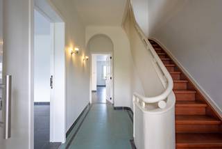 Volledig gerenoveerde woning met karakter en comfort.Ontdek deze charmante, verzorgde halfopen bebouwing. De woning beschikt over een vrijstaande...
