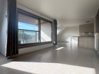 <p>Het pand, gebouwd in 2015, bevindt zich op de tweede verdieping en is voorzien van een lift. </p><p>Met een bewoonbare oppervlakte van 117 m², twee slaapkamers en twee badkamers is dit een ruim en functioneel appartement, geschikt voor wie op zoek is naar comfortabel wonen zonder renovatiewerk.</p><p>Op de tweede verdieping, het hoofdniveau van de woning, komt u binnen via een inkomhal met gastentoilet. </p><p>Deze geeft toegang tot de lichtrijke leefruimte van 40 m², die in open verbinding staat met de volledig ingerichte keuken. </p><p>De keuken is uitgerust met onder meer een dampkap, oven, keramische kookplaat, spoelbak, koelkast en vaatwasmachine. </p><p>Op dit niveau bevindt zich eveneens de eerste slaapkamer van 9 m², een badkamer met douche van 5 m² en een praktische berging. Een trap leidt naar de derde verdieping, waar de tweede slaapkamer is gelegen, aangevuld met een tweede badkamer met ligbad en een bijkomend toilet.</p><p>Het appartement beschikt over een terras van 16 m², ideaal om buiten te vertoeven zonder onderhoud van tuin te vereisen. </p><p>Er is geen garage of parking voorzien. </p><p>Op technisch vlak is het pand voorzien van individuele gasverwarming met radiatoren, een ventilatiesysteem met systeemgraad C, een videofoon en een rookmelder. Het EPC-label A (76 kWh/m², geldig tot 1 oktober 2036) bevestigt de energetisch gunstige staat van het gebouw. </p><p>De huurprijs bedraagt 920 euro per maand, met gemeenschappelijke kosten van 50 euro.</p>