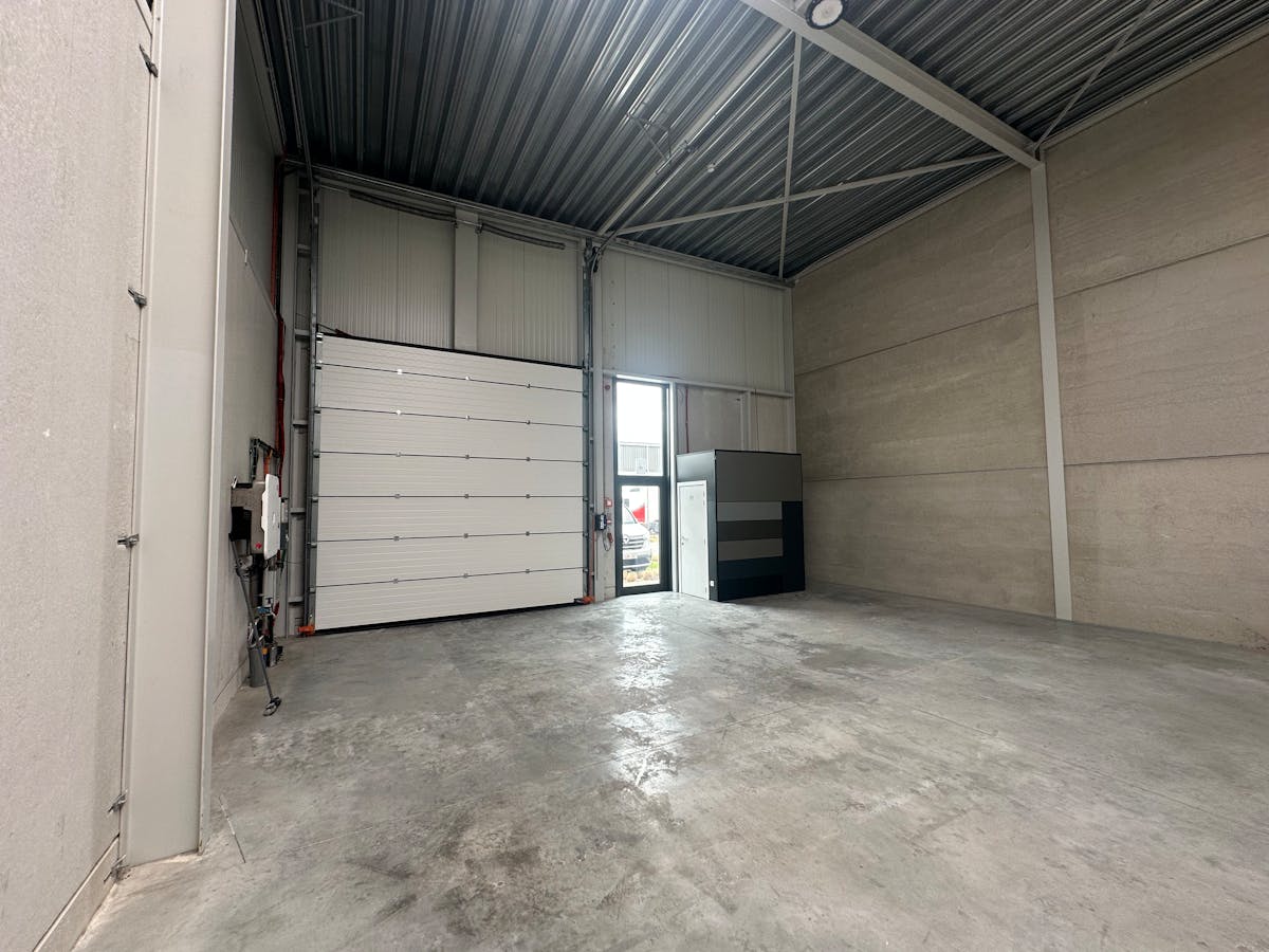 Hoekgelegen KMO-unit van 210 m² te huur in KMO-park Walth – Genk - foto 5