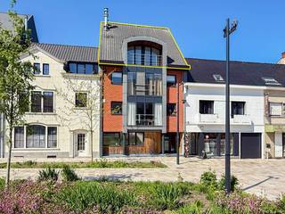 STIJLVOL DUPLEX APPARTEMENT MET 129M² BEWOONBARE OPPERVLAKTE, twee terrassen en kelderberging op de MARKT. Bij het binnenkomen wordt u verwelkomd...