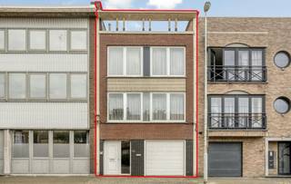 Bent u op zoek naar een ruime woning vol karakter, elegantie en natuurlijke lichtinval op een centrale locatie? Dit unieke huis aan de Maantjessteenweg 148 staat te koop in Merksem. Met een royale bewoonbare oppervlakte van maar liefst 225m² op een perceel van 175m² biedt dit eigendom enorm veel mogelijkheden voor gezinnen of voor wie ruimte zoekt om te wonen en te werken.<br /><br />Het vastgoed beschikt over een gunstig energieprestatiecertificaat met label B en is volledig asbestveilig, wat zorgt voor een zorgeloze en energiezuinige toekomst. Een absolute troef van dit eigendom dat u kunt kopen, is de prachtig aangelegde, zuid georiënteerde tuin van 91m². Dankzij de grote raampartijen geniet elke leefruimte bovendien van een fantastische lichtinval.<br /><br />De ligging in Merksem is uitermate centraal en praktisch. Op wandel- en fietsafstand vindt u een ruim aanbod aan winkels, scholen en openbaar vervoer. Bovendien geniet u van een hele vlotte verbinding naar diverse invalswegen en de Antwerpse ring.<br /><br />Indeling van het huis:<br /><br />GELlJKVLOERS:<br />- Ruime, uitnodigende inkomhal<br />- Inpandige garage<br />- Praktische wasbergplaats en extra opbergruimte<br />- Veelzijdige polyvalente ruimte <br />- Ruime en zonnige tuin<br /><br />EERSTE VERDIEPING:<br />- Afzonderlijk gastentoilet<br />- Lichtrijke en royale woonkamer met gezellige zithoek<br />- Gezellige ontbijthoek aansluitend op de ingerichte keuken<br />- Terras met een vaste trap die rechtstreeks leidt naar de tuin<br /><br />TWEEDE VERDIEPING:<br />- 3 volwaardige en ruime slaapkamers<br />- Badkamer uitgerust met dubbele wastafel, ligbad en een toilet<br />- Extra bergplaats of bureau-ruimte<br />- Aangenaam terras aan de achterzijde, toegankelijk via een van de slaapkamers<br /><br />Dit magnifieke pand dat nu te koop staat, combineert standing en tijdloze architectuur met hedendaags comfort. Droomt u van een kwalitatief en ruim huis met een prachtige tuin in Merksem? Aarzel dan niet om onze immo-experts te contacteren om dit unieke aanbod te kopen of te bezichtigen. Het team van Dewaele Merksem aan de Lambrechtshoekenlaan 183 staat graag tot uw dienst. Had u daarnaast graag een gratis schatting van uw eigendom? Bel ons voor een vrijblijvend gesprek of mail naar yannick.schnorbusch@dewaele.com.<br /><br />Bestuursmaatregelen in het maatregelenregister: nee