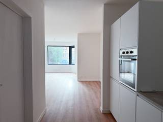 <p>Bent u op zoek naar een instap klaar appartement met veel licht, ruimte, toekomstgerichte energieprestaties én een mooie tuin? Dan is dit appartement op gelijkvloerse verdieping van een kleinschalig gebouw aan de Deuzeldlaan in Schoten zeker iets voor u. Het appartement beschikt over een ruime leefruimte met veel natuurlijke lichtinval, een uitgeruste keuken, 2 comfortabele slaapkamers en achteraan een groot terras met aansluitend de rustige tuin. Wat dit appartement echt uniek maakt, is de uitstekende energieprestatie (A-label). De huidige eigenaar heeft al het dak vernieuwd, gevelisolatie laten aanbrengen en nieuwe ramen geplaatst. Bovendien is appartement ook voorzien van een warmtepomp, wat uw wooncomfort én energie-efficiëntie naar een hoger niveau tilt. De elektriciteit is eveneens conform. Bijzonderheden: - Knap terras, - Geen syndicus en dus weinig of geen algemene kosten, - Nieuwe ramen, dak én gevelisolatie, - Zeer energiezuinig: A-label! Dit maakt het appartement niet alleen future proof, maar ook een slimme investering op lange termijn. Toplocatie op wandelafstand van winkels, openbaar vervoer, scholen en parken. Ideaal als starterswoning, investering of voor wie duurzaam wil wonen in het centrum van Schoten. Maak nu snel een afspraak via info@guldentopsvastgoed.be of 03/501.64.27 voor onze eerste bezoekmomenten.</p>