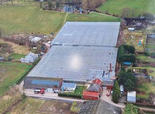 Woonhuis met grote loods, serre bijgebouwen en weiland gelegen in een zeer rustige doodlopende straat op een totaal perceel van 1,9 hectare. Agrarische ligging. <br /><br />- De woning is totaal te renoveren. Gebouwd in 1919-1930.<br /><br />- De loods heeft een oppervlakte van ongeveer 480m² (15 meter op 33 meter). Voorzien van een grote en hoge toegangspoort van 4 meter. Max dakhoogte ongeveer 6 meter. Vergund in 1990.<br /><br />- Serregebouwen waaronder een deel lage serres en een achterliggend deel hoge serres. Vergund 1990.<br /><br />Informeer u naar de mogelijkheden van dit perceel.<br />Contacteer Dupont Vastgoed voor meer informatie op 015 15 15 15 <br /><br /> 