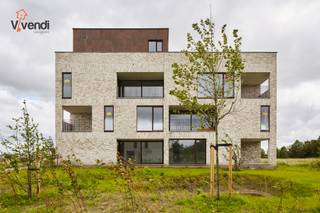 <span>Ontdek Residentie Het Gulde, een uniek en toekomstgericht nieuwbouwconcept waar comfort, duurzaamheid en community centraal staan. Hier woont u niet alleen energiezuinig (E-peil max. 30), maar geniet u ook van een uitzonderlijke leefkwaliteit dankzij een uitgebreid aanbod aan gedeelde faciliteiten.</span><br /><span>Laat u verrassen door de combinatie van kwalitatief wonen en een groene, sociale leefomgeving met onder meer prachtige gemeenschappelijke tuinen, een idyllische zwemvijver, hondenweide, co-working space en vergaderruimte, fitnessruimte, deelauto en leenfietsen.</span><br /><span>Residentie Het Gulde is gelegen in het centrum van Weelde, op een rustige, autoluwe locatie midden in het groen. Toch bevindt u zich op wandelafstand van werkelijk alle voorzieningen: scholen, winkels, sporthal, zwembad, gemeentehuis, supermarkt, bakker, slager en meer. Daarnaast geniet u van een vlotte verbinding naar Turnhout en Tilburg, zowel met de wagen, bus als fiets.</span><br /><span>Wonen op uw maat!</span><br /><span>De appartementen zijn beschikbaar met 1, 2 of 3 slaapkamers en zijn doordacht ontworpen met oog voor comfort en licht met een volledig geïnstalleerde keuken met praktische berging, ruime, lichtrijke leefruimte met toegang tot uw terras, apart gastentoilet, moderne badkamer met inloopdouche.</span><br /><span>Ondergronds beschikt u over parkeerplaatsen, privatieve bergingen en ruime fietsenstallingen.</span><br /><span>Duurzaam en toekomstgericht!</span><br /><span>Elke woning is uitgerust met een energiezuinige(E-peil max 30) lucht-water warmtepomp die zorgt voor verwarming via vloerverwarming (geen radiatoren) en warm water. Bovendien is het project volledig gasloos – een slimme investering in de toekomst. Verwachte oplevering december 2027.</span><br /><span>Interesse?</span><br /><span>Wenst u meer informatie of een bezoek ter plaatse?</span><br /><span>Contacteer ons vrijblijvend via 014 70 70 35 en ontdek zelf de troeven van Residentie Het Gulde.</span>
