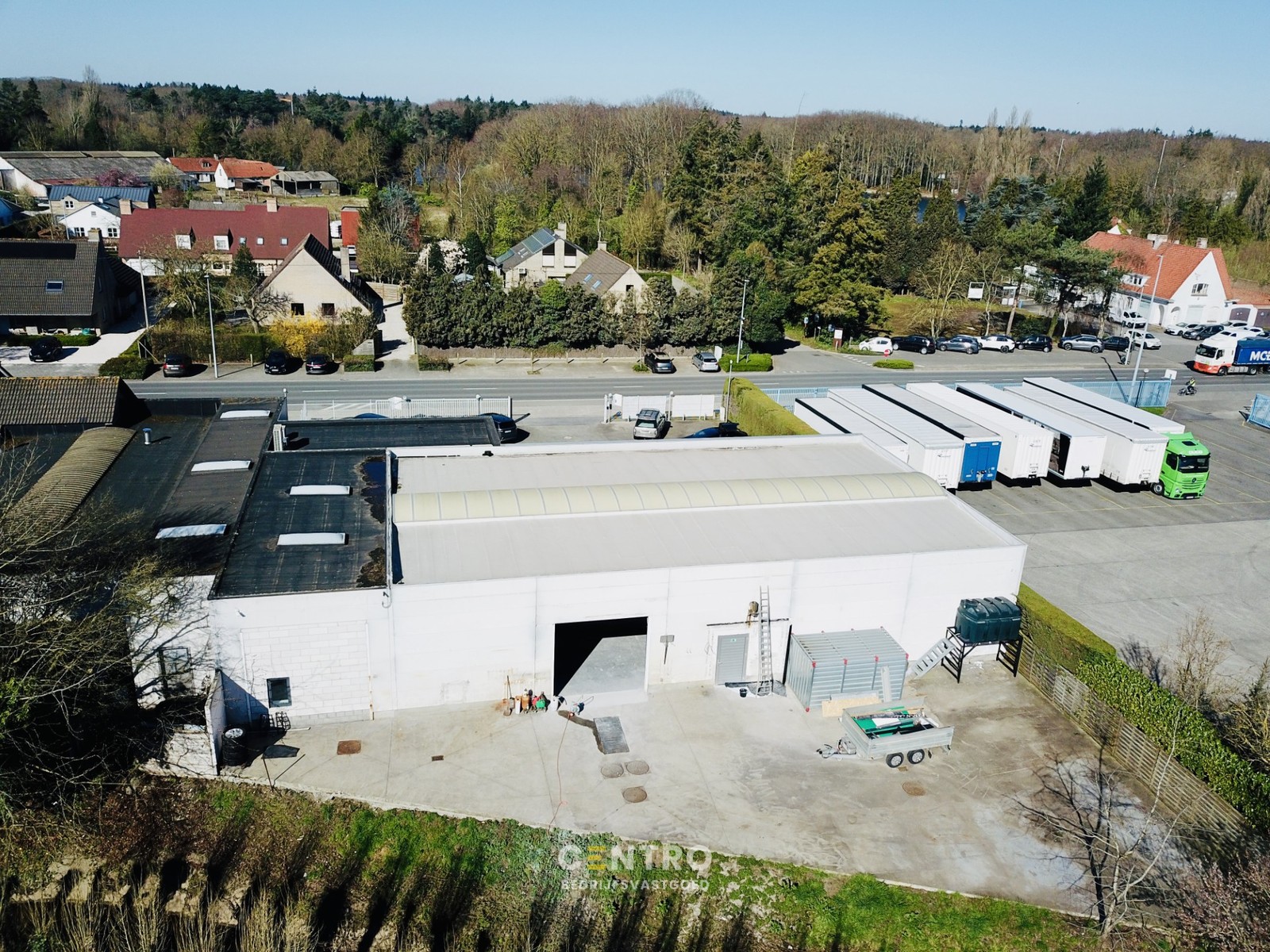 Op Toplocatie: Instapklaar HANDELSPAND bestaande uit MAGAZIJN (440m²) met BURELEN/TOONZAAL (85m²) en verhard terrein voor -en achter het gebouw! - photo 5