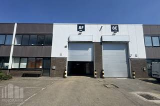 Découvrez cette unité PME idéalement située, composée de 325 m² d'entrepôt et de 95 m² de bureaux entièrement aménagés. Située au sein du Brixton Business Park, dans la zone PME de Zaventem, elle bénéficie d'un emplacement stratégique, à seulement 3 minutes de la Chaussée de Louvain (N2) et de l'entrée/sortie 21 Sterrebeek de l'E40.<br /><br />L'entrepôt est aménagé de manière fonctionnelle et équipé d'une porte sectionnelle, d'un lanterneau avec exutoire de fumée et d'un sol en béton poli (polybéton), ce qui le rend parfaitement adapté aux activités de stockage, de logistique ou de production légère.<br /><br />Les bureaux attenants sont entièrement prêts à l'emploi et disposent notamment d'une kitchenette, du chauffage, de l'éclairage et d'un environnement de travail agréable.<br /><br />Grâce à sa situation centrale et à son excellente connexion avec l'E40, le Ring de Bruxelles et Brussels Airport, cette unité constitue une implantation idéale pour les entreprises à la recherche d'un site alliant accessibilité et fonctionnalité.<br />Disponible immédiatement !<br /><br />Contactez PANORAMA B2B pour plus d'informations ou pour organiser une visite sans engagement au 0477 30 40 05.