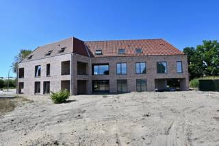 Ruim dakappartement met 3 slaapkamers !Indeling :Inkomhal , apart toilet , berging , slaapkamer met eigen badkamer en dressing , slaapkamer 2 + 3 ,...