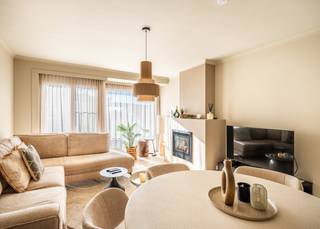 <p>Welkom in dit charmante appartement, gelegen op de vierde verdieping van de residentie Kennedy in het gegeerde Oostduinkerke. Met een bewoonbare oppervlakte van 70 vierkante meter biedt dit pand een gezellige en functionaliteit die ideaal is voor zowel verhuur als eigen gebruik. De centrale ligging en de nabijheid van zee maken het tot de perfecte uitvalsbasis voor wie zorgeloos wil genieten. <br /> </p>
<p>Dit appartement werd als volgt ingedeeld: inkomhal | zuidgerichte leefruimte uitgevend op zonnig balkon | open, volledig uitgeruste keuken | badkamer voorzien van inloopdouche en lavabo in meubel | afzonderlijk toilet | eerste ruime slaapkamer met ingemaakte kasten | tweede slaapkamer | berging. <br /><br />Privatieve kelder inbegrepen in de prijs! Gemeenschappelijke fietsenberging aanwezig.<br /><br />EPC label B = energiezuinig. De elektrische installatie werd conform gekeurd. <br /><br />Bent u op zoek naar een perfect afgewerkt appartement met centrale ligging in Oostduinkerke? Aarzel dan niet om ons te contacteren voor een bezichtiging aan deze buitenkans!</p>