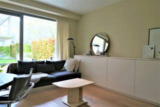 <span>Dit leuke appartement in het woonproject Reylof gelegen </span><strong>vlakbij het centrum</strong><span> (tussen de burgstraat en het Pillows Grand Boutique Hotel hotel en in de buurt van Parking Ramen) ligt op de gelijkvloerse verdieping dit kleinschalige gebouw.</span><br /><br /><span>Via de inkom kom je in de </span><strong>leefruimte</strong><span> (parket) met open </span><strong>geïnstalleerde keuken</strong><span> (keramische kookplaat, frigo oven en vaatwasser) en groot schuifraam die uitgeeft op het </span><strong>gezellige terras </strong>met uitzicht op de tuin<span>. Aanpalend aan de keuken heb je de berging. Aan de andere zijde van het appartement bevinden zich de </span><strong>ruime slaapkamer</strong><span> (parket) en </span><strong>badkamer</strong><span> met douche, lavabo en toilet. Het appartement is uitgerust met een domoticasysteem van Duotecno.</span><br /><br /><span>In de huurprijs van het appartement zit </span><span>een </span><strong>ondergrondse berging (B11)</strong><span> en een <strong>ondergrondse staanplaats (P14)</strong> inbegrepen.</span><br /><br /><span>Domicilie verplicht.</span><br /><span>Huurprijs : 920 Euro per maand</span><br /><span>Huurwaarborg : 3 maanden huur</span><br /><span>Gemeenschappelijke lasten : 75 Euro provisie per maand</span><br /><span>Er zijn individuele tellers voor water, gas en electriciteit.</span><br /><span>Mobiscore : 9,7/10</span><br /><span>Beschikbaar vanaf 01/10/2026</span><br /><span>Bezoeken enkel na afspraak.</span><br /><br /><strong>Een bezoek plannen? Dit kan enkel via onze website www.stellarimmo.be/te-huur. Ga naar het pand en klik op de Een bezoek aanvragen knop onder de foto van de makelaar.<br /><br />Verdere info via martine@stellarimmo.be</strong>