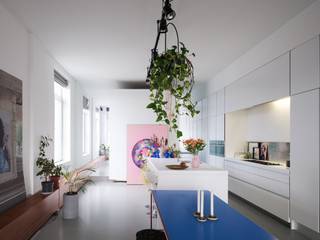 <strong>Architecturale en lichtrijke loft op een boogscheut van Centrum Gent.</strong><br /><br /><em>Voor meer informatie, mail naar info@carloeggermont.be</em><br /><br />Deze architecturale loft combineert een uitgesproken industrieel karakter met instapklaar comfort.<br /><br />Het open concept en de hoge plafonds zorgen voor een uitzonderlijk ruimtelijk gevoel en een overvloed aan lichtinval.<br /><br />Momenteel beschikt de loft op heden over één slaapkamer, met behoud van de royale open leefruimte en de kwalitatieve Bulthaup-keuken.<br /><br />Een central blok vormt een subtiel scheidend volume tussen de keuken en de slaapruimte van de leefzone. In dit volume werd doordacht een smaakvolle badkamer ingericht die voorzien is van een dubbele douche, ligbad en wastafel.<br /><br />Daarnaast is er een vestiairegedeelte, een gastentoilet en een aparte berging met aansluiting voor wasmachine en droogkast.<br /><br />Deze bijzondere plek deed vroeger dienst als atelier van kunstenaar Wim Delvoye, wat vandaag nog voelbaar is in enkele elementen, waaronder de karaktervolle stalen deur.<br />Als extra troef laat de loft toe te voorzien in een tweede slaapkamer of op een creatieve wijze een inpandig terras.<br /><br /><strong>Een unieke woonbeleving voor wie houdt van karaktervolle architectuur en modern wonen.</strong>