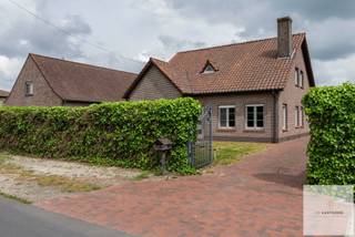 Op zoek naar een ruime gezinswoning met karakter, privacy én potentieel? Dan is deze open bebouwing nabij het centrum van Aalter zeker een...