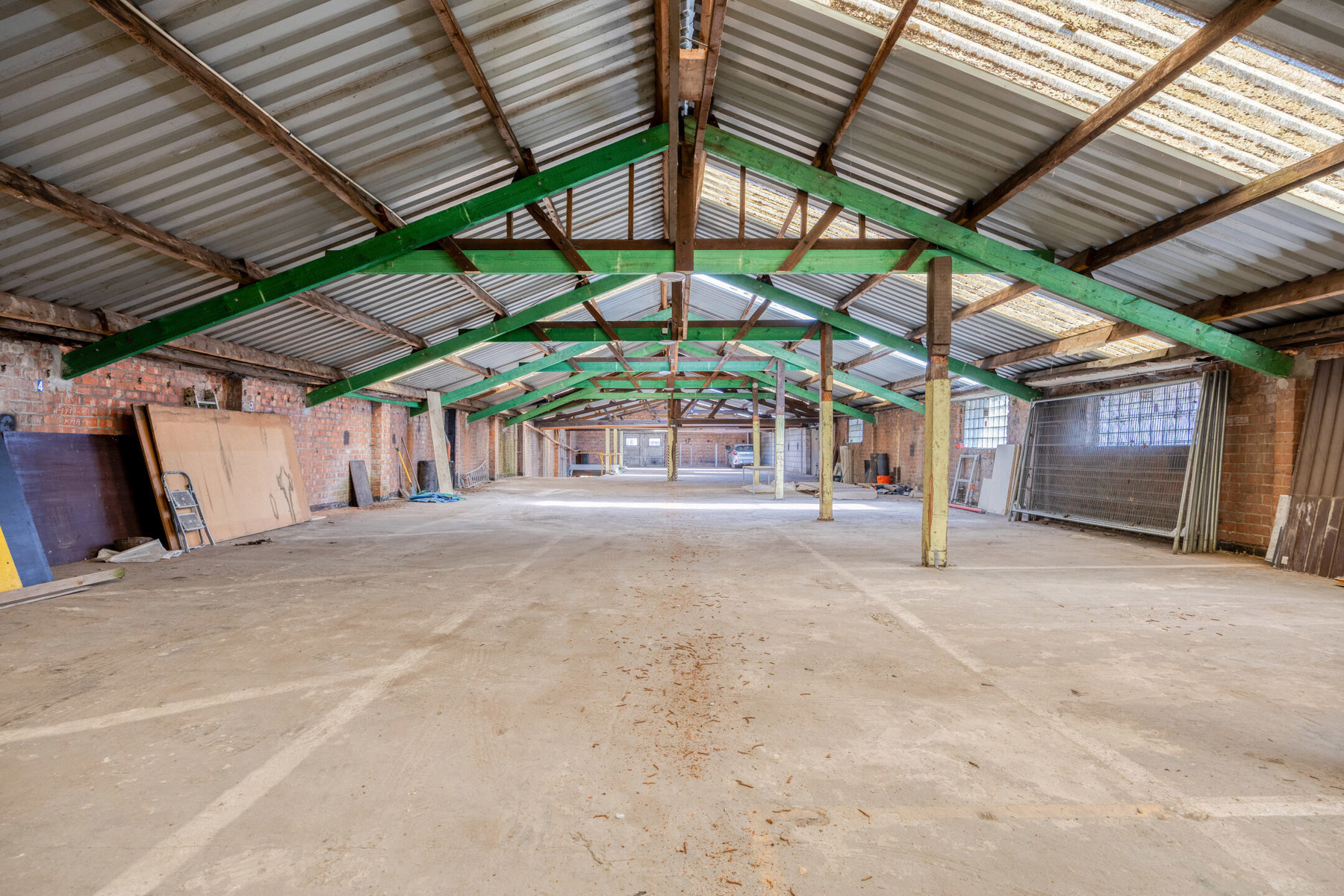 Ruime opslagplaats van ca. 800m². - foto 3