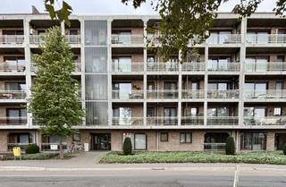 Dit verzorgd appartement is gelegen aan de Hazelarenlaan in de Banneuxwijk te Hasselt. Dankzij de centrale ligging bevinden winkels, scholen, openbaar vervoer en andere dagelijkse voorzieningen zich in de nabije omgeving. Ook het centrum van Hasselt en de belangrijkste invalswegen zijn vlot bereikbaar.Het appartement verkeert in een uitstekende staat van onderhoud en geniet van een aangename natuurlijke lichtinval dankzij de grote raampartijen. De praktische indeling zorgt voor een comfortabel woongevoel en een optimaal gebruik van de beschikbare ruimte.Via de inkomhal bereikt u de verschillende ruimtes van het appartement. De leefruimte is ruim en lichtrijk en vormt het hart van de woning. Aansluitend bevindt zich de geïnstalleerde keuken, voorzien van de nodige toestellen en opbergruimte.Vanuit de leefruimte heeft u toegang tot het terras, waar u in alle rust kunt genieten van een moment buiten. Verder beschikt het appartement over twee volwaardige slaapkamers, die voldoende ruimte bieden voor een slaapkamer, kinderkamer of thuisbureau.De badkamer is uitgerust met een ligbad en wastafel. Daarnaast beschikt het appartement over een praktische kelderberging, ideaal voor het opbergen van voorraad of andere spullen.Verdiep +1 - Inkomhal- toilet- Badkamer met ligbad- Lichtrijke leefruimte- Geïnstalleerde keuken- 2 terrassen - 2 slaapkamersVerdiep -1- KelderbergingTroeven:- Energiezuinig appartement- Veel natuurlijke lichtinval- Praktische indeling- Kelderberging inbegrepen- Gunstige ligging nabij winkels, scholen en openbaar vervoer- Vlotte verbinding naar het centrum van Hasselt en de belangrijkste invalswegenDe snelste manier om een bezoek te brengen aan deze woning? Vraag je bezoek aan via de rode knop op onze website (www.dewaele.com).Telefonisch kunnen er geen afspraken gemaakt worden. Bij andere vragen kun je ons telefonisch contacteren via 011 30 50 50.Tot binnenkort